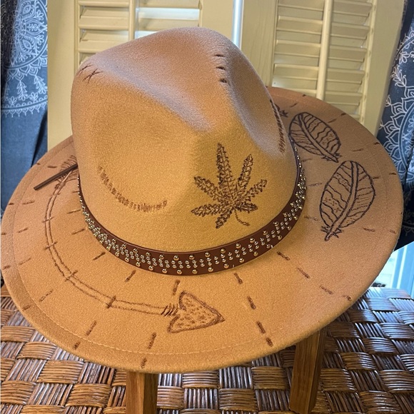 Hand burned vegan felt hat - Picture 2 of 4
